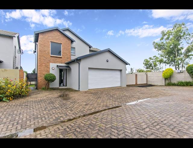 3 BEDROOM TOWNHOUSE FOR SALE IN HONEYDEW